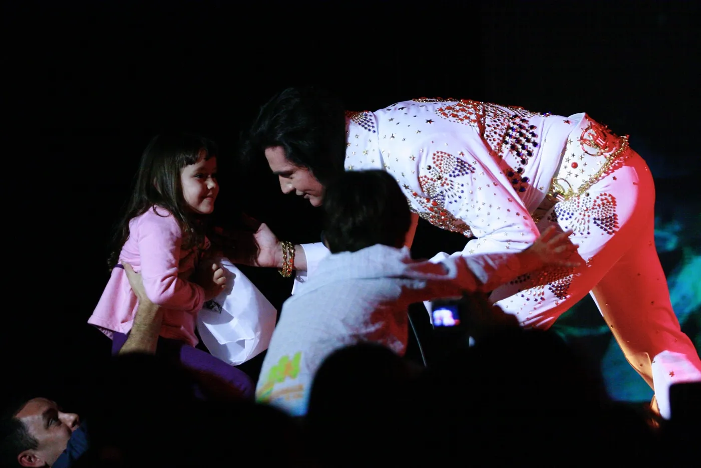 Edson Galhardi em pose clássica de Elvis no palco